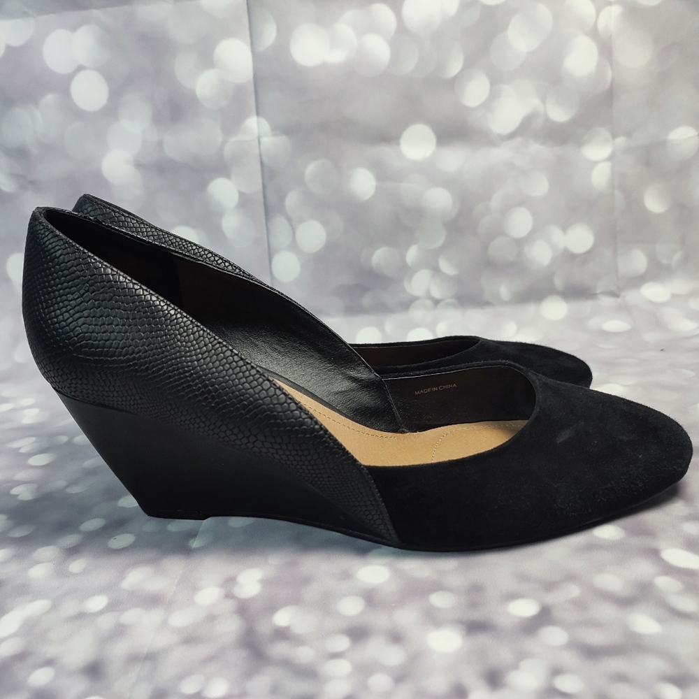 Tahari EUC Black Leather Suede Closed Toe Wedges